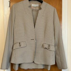 Tahari Fully Lined Suit Set.